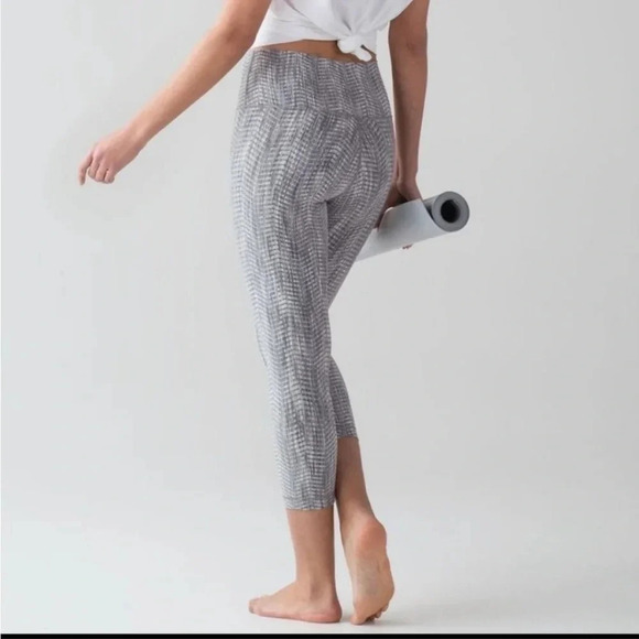 Lululemon athletica Wunder Under Crop Leggings size 4 B37 - Picture 3 of 9